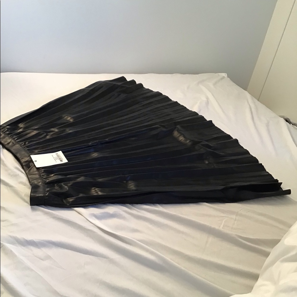 Pleated faux leather skirt - Picture 4 of 5